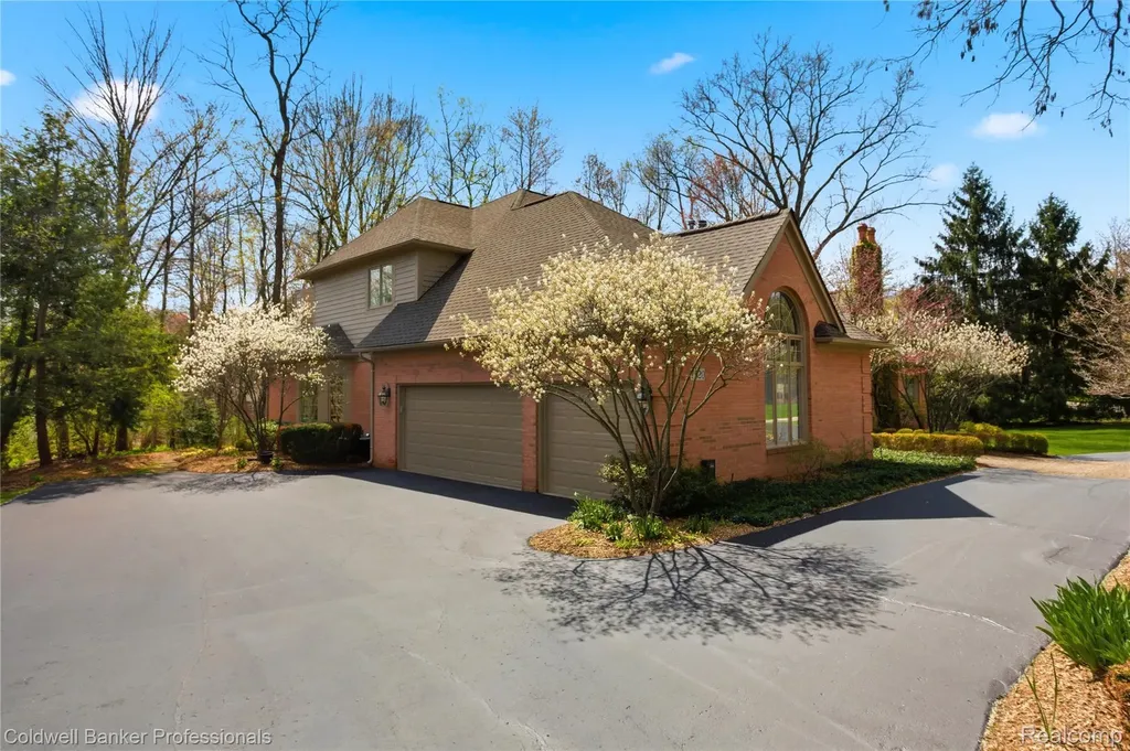 7520 Mistwood Drive White Lake Charter Township MI 48383