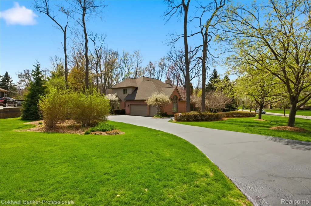 7520 Mistwood Drive White Lake Charter Township MI 48383