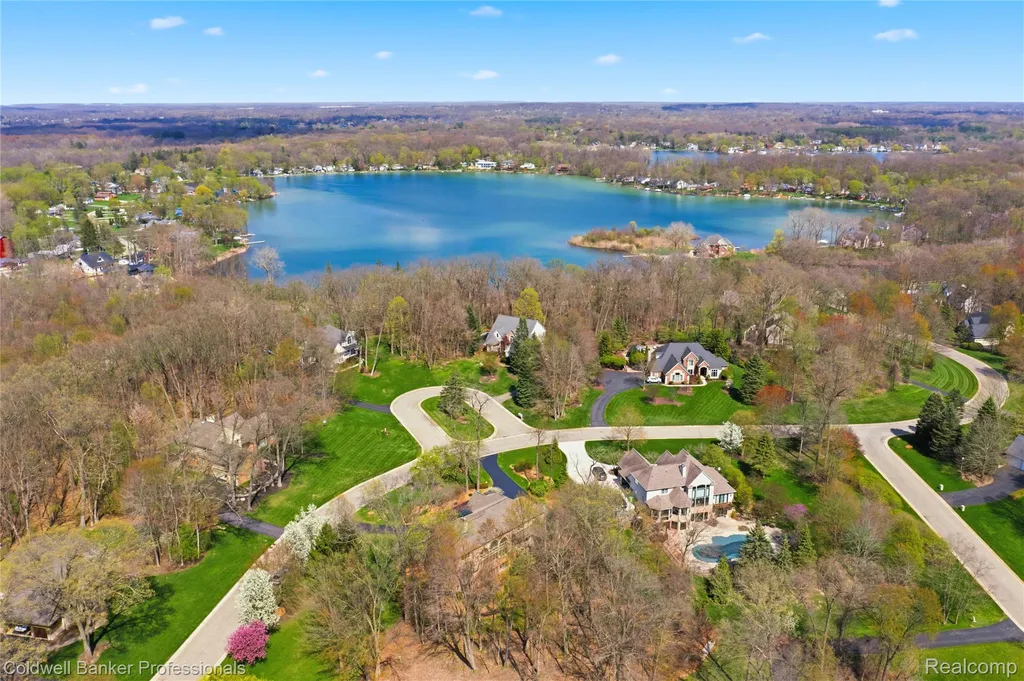 7520 Mistwood Drive White Lake Charter Township MI 48383
