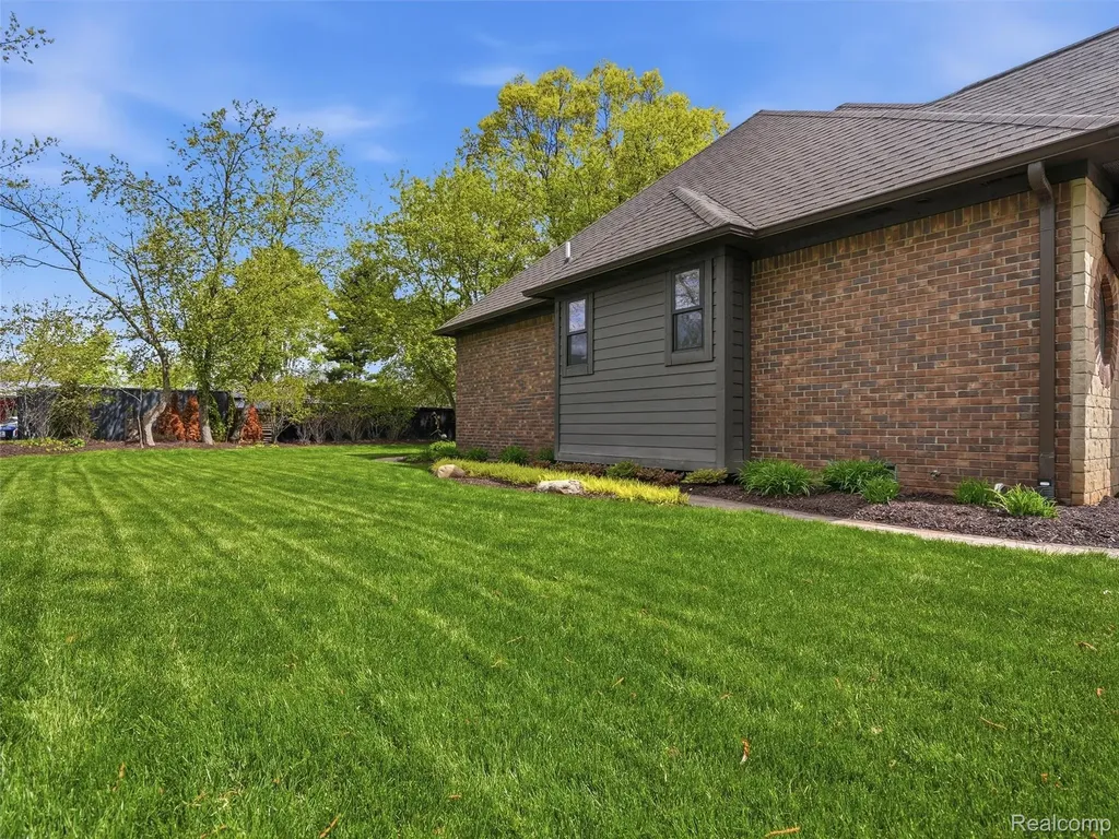 3513 Pointe Shore Drive Brighton Township MI 48114