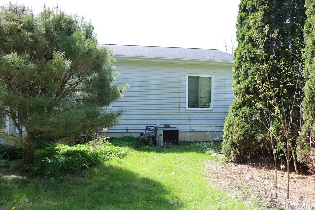 1073 Sarah Street Grand Blanc Charter Township MI 48439