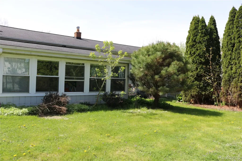 1073 Sarah Street Grand Blanc Charter Township MI 48439