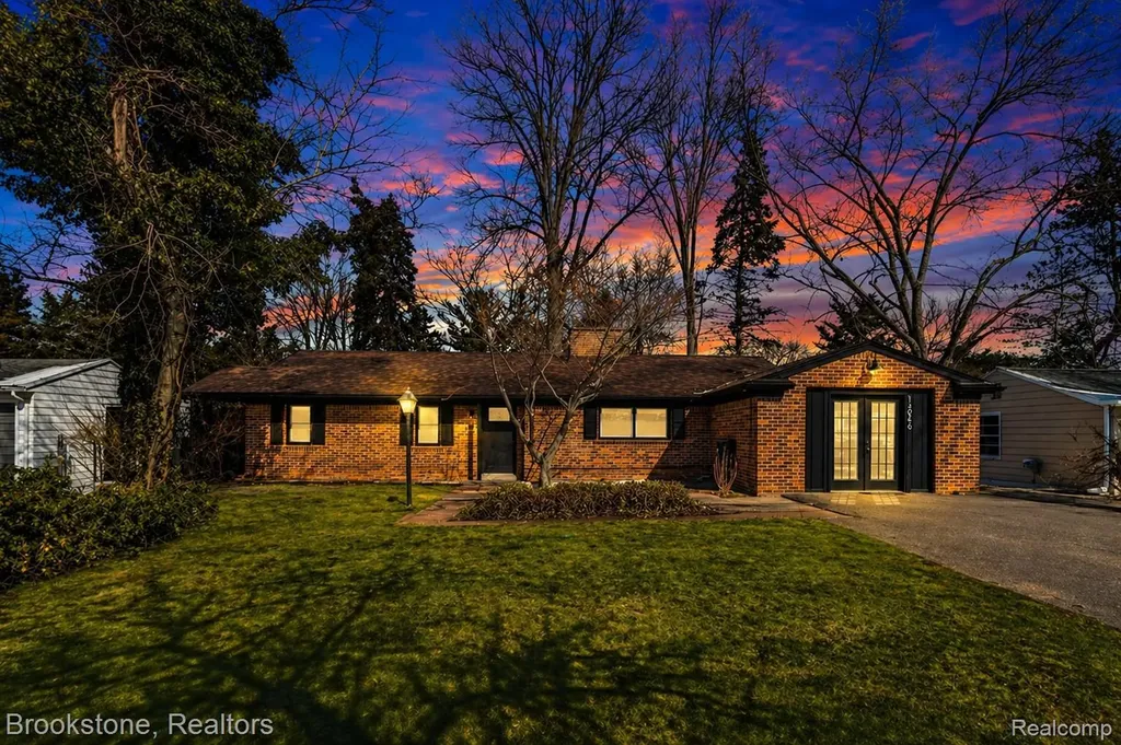 16046 W 13 Mile Road Beverly Hills Village MI 48025