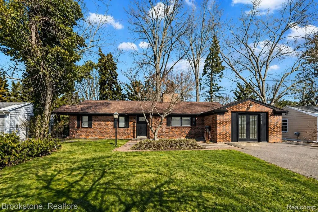 16046 W 13 Mile Road Beverly Hills Village MI 48025