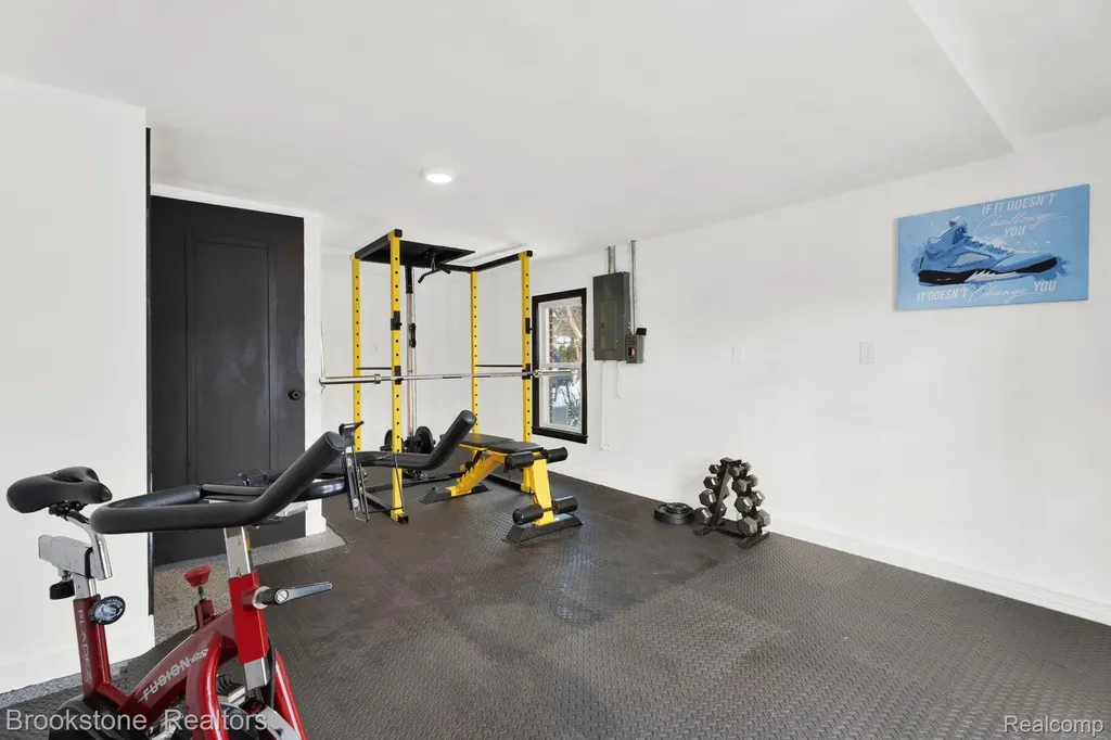 16046 W 13 Mile Road Beverly Hills Village MI 48025
