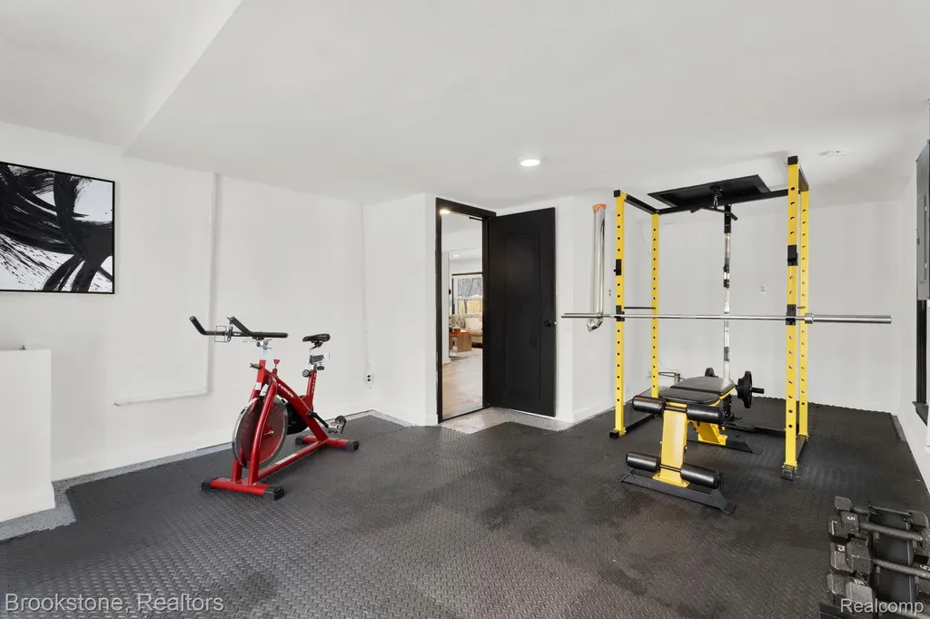 16046 W 13 Mile Road Beverly Hills Village MI 48025