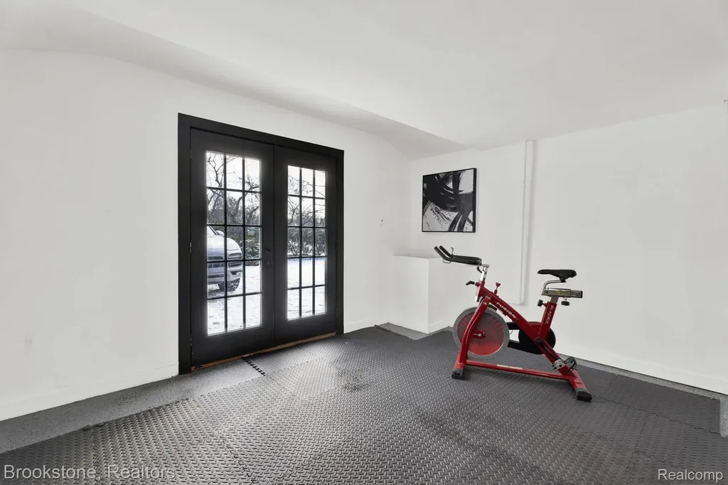 16046 W 13 Mile Road Beverly Hills Village MI 48025