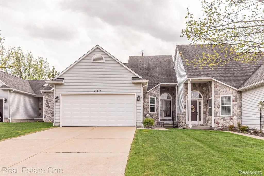 754 Challenging Trail South Lyon City MI 48178