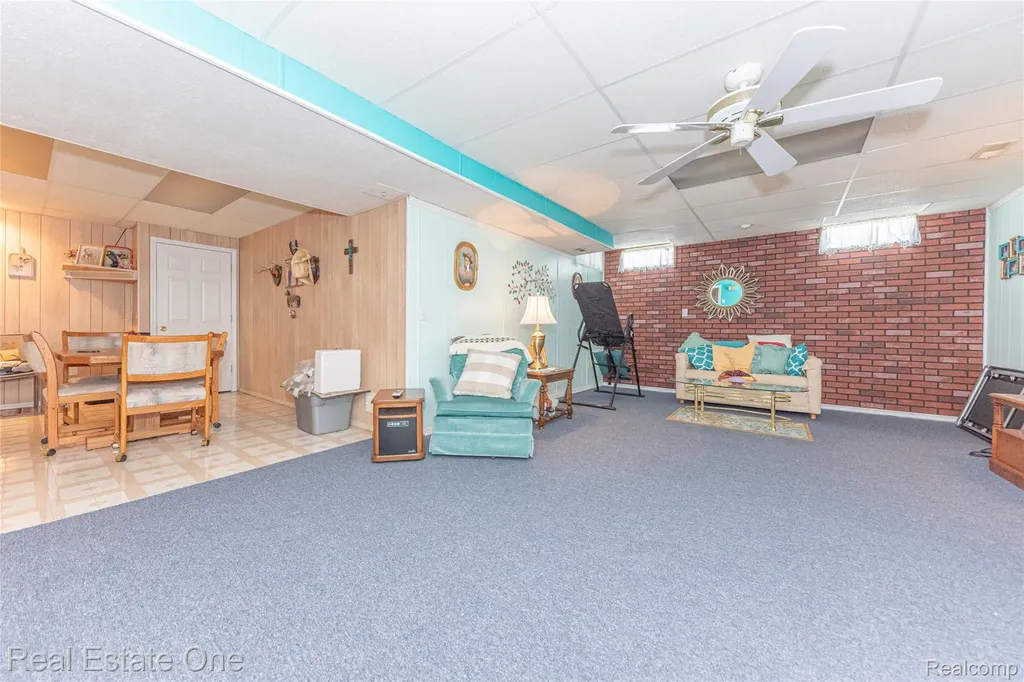 754 Challenging Trail South Lyon City MI 48178
