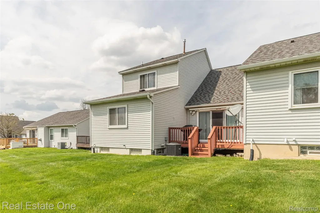 754 Challenging Trail South Lyon City MI 48178