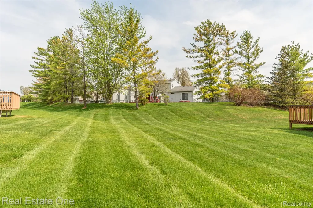 754 Challenging Trail South Lyon City MI 48178