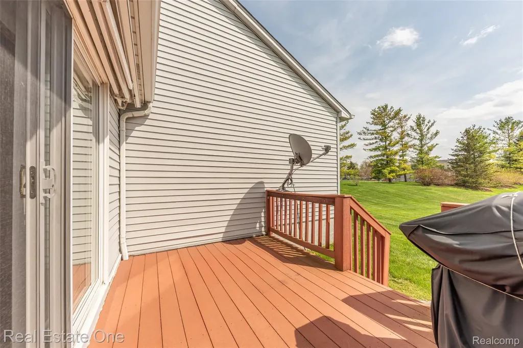 754 Challenging Trail South Lyon City MI 48178