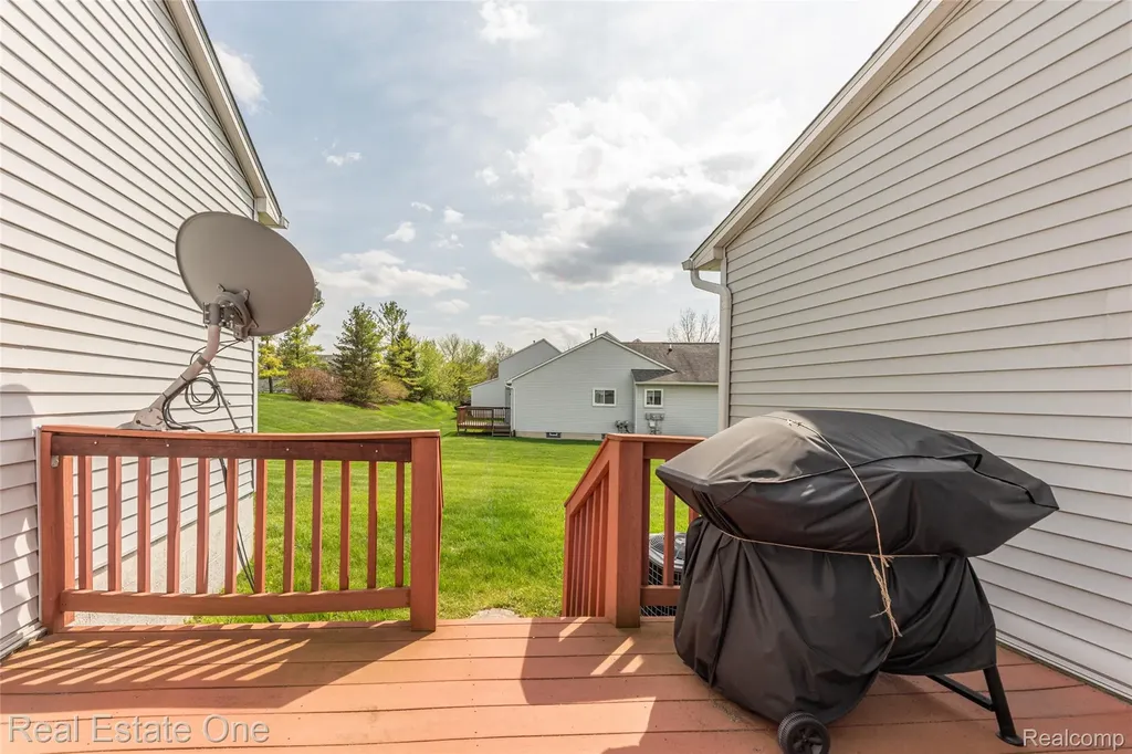 754 Challenging Trail South Lyon City MI 48178