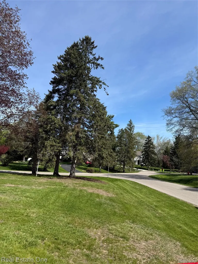 26023 Meadow Drive Franklin Village MI 48025