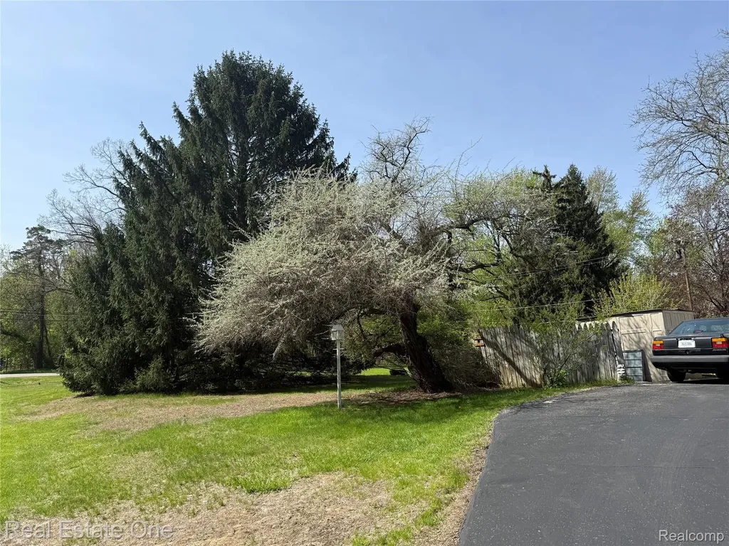 26023 Meadow Drive Franklin Village MI 48025