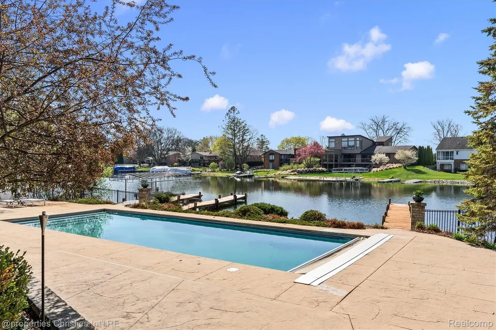 4912 Oakwood Court Commerce Charter Township MI 48382
