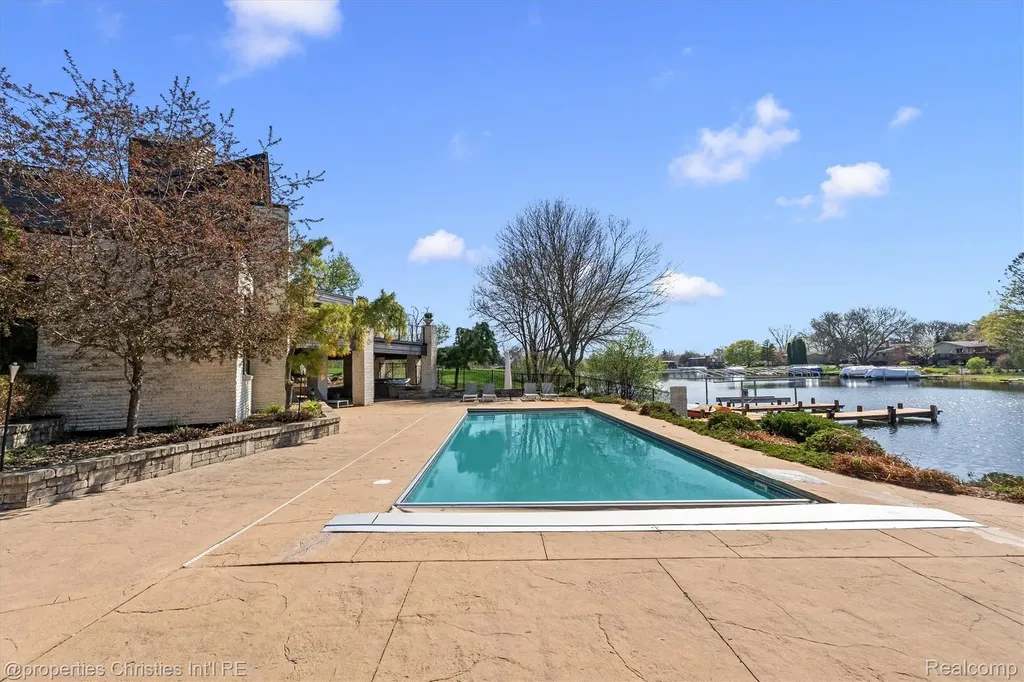 4912 Oakwood Court Commerce Charter Township MI 48382