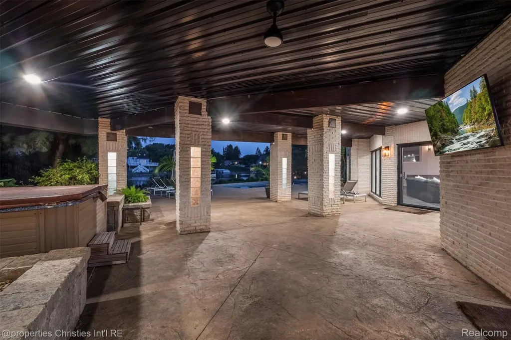 4912 Oakwood Court Commerce Charter Township MI 48382