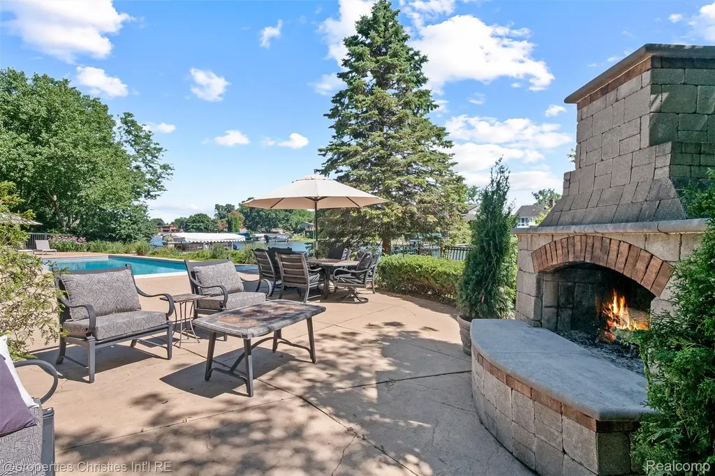 4912 Oakwood Court Commerce Charter Township MI 48382
