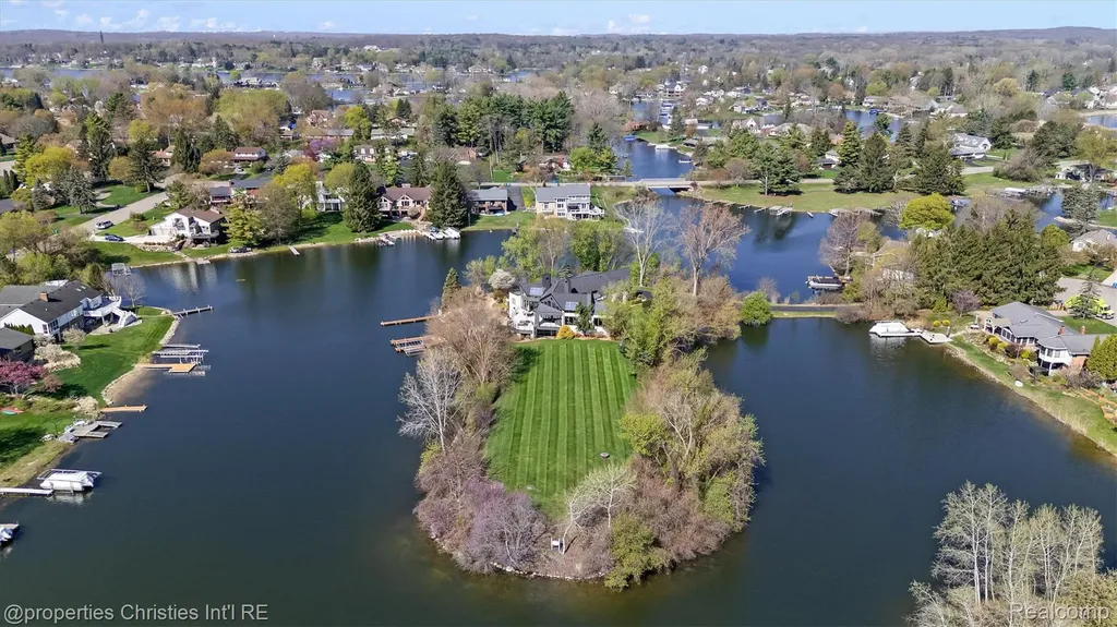 4912 Oakwood Court Commerce Charter Township MI 48382