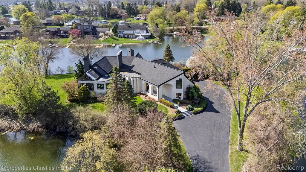 4912 Oakwood Court Commerce Charter Township MI 48382
