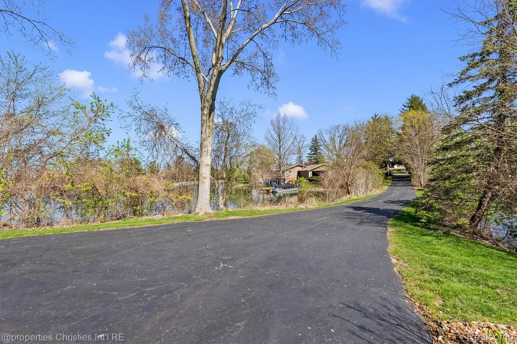 4912 Oakwood Court Commerce Charter Township MI 48382