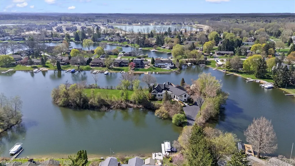 4912 Oakwood Court Commerce Charter Township MI 48382