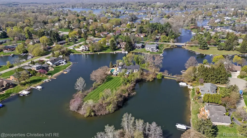 4912 Oakwood Court Commerce Charter Township MI 48382