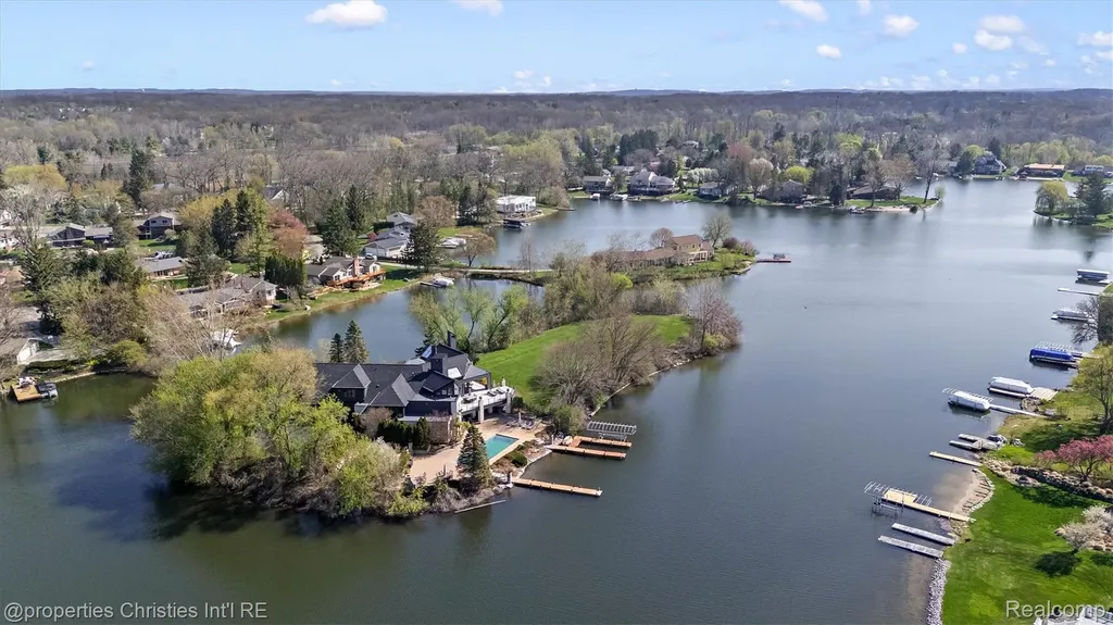 4912 Oakwood Court Commerce Charter Township MI 48382