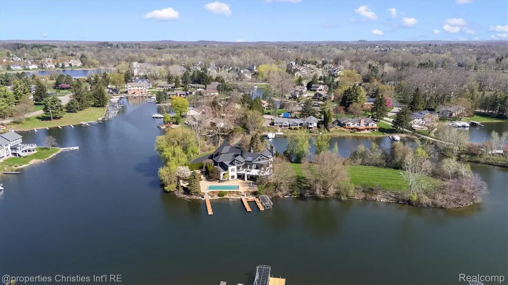 4912 Oakwood Court Commerce Charter Township MI 48382