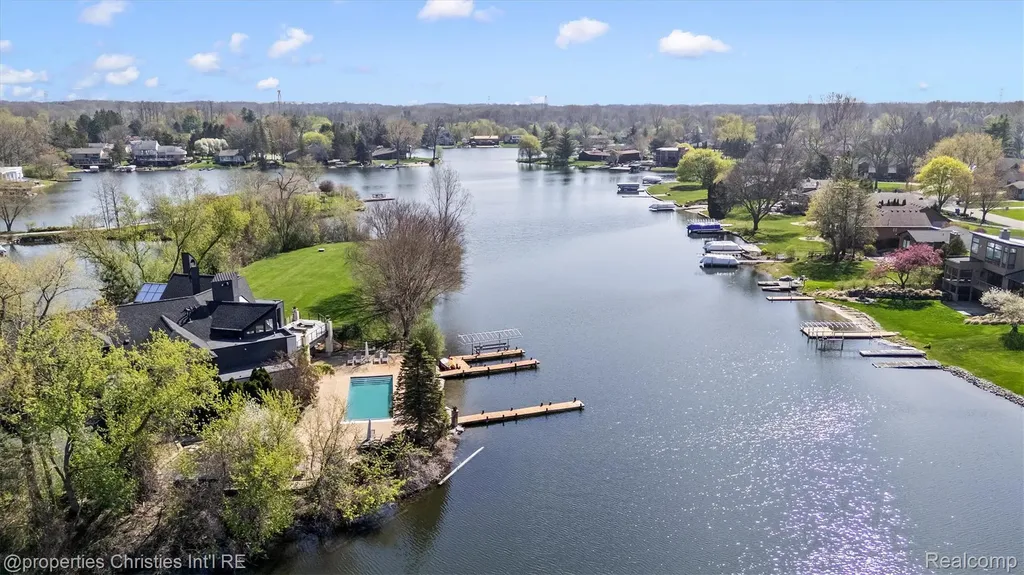 4912 Oakwood Court Commerce Charter Township MI 48382