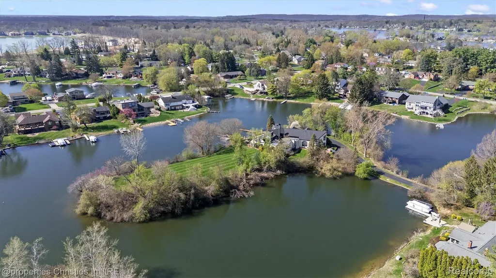 4912 Oakwood Court Commerce Charter Township MI 48382