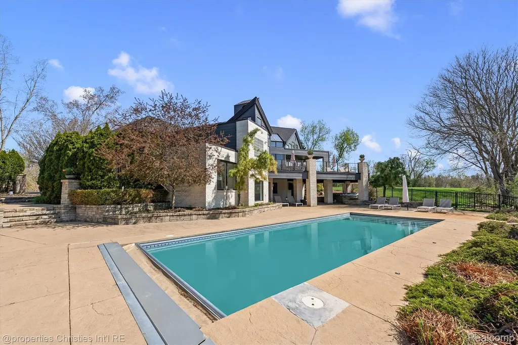 4912 Oakwood Court Commerce Charter Township MI 48382