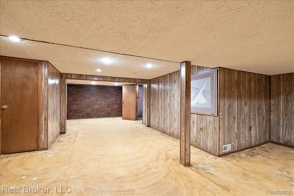 24765 Apple Crest Drive Novi City MI 48375