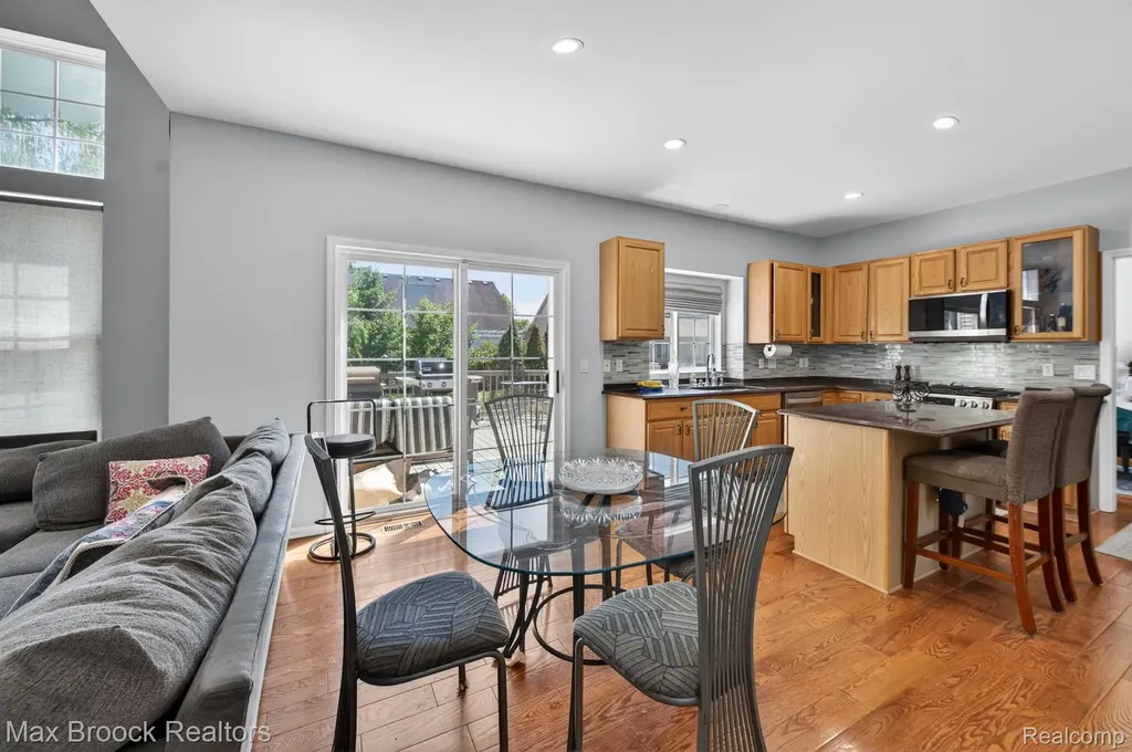 15034 Oak Knoll Court Sterling Heights City MI 48312