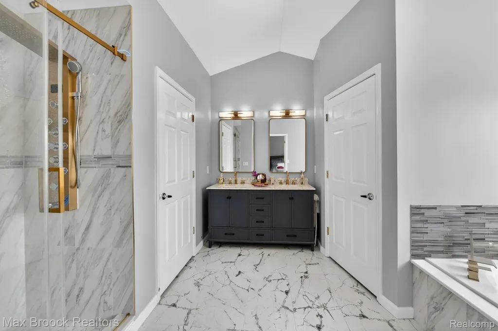 15034 Oak Knoll Court Sterling Heights City MI 48312