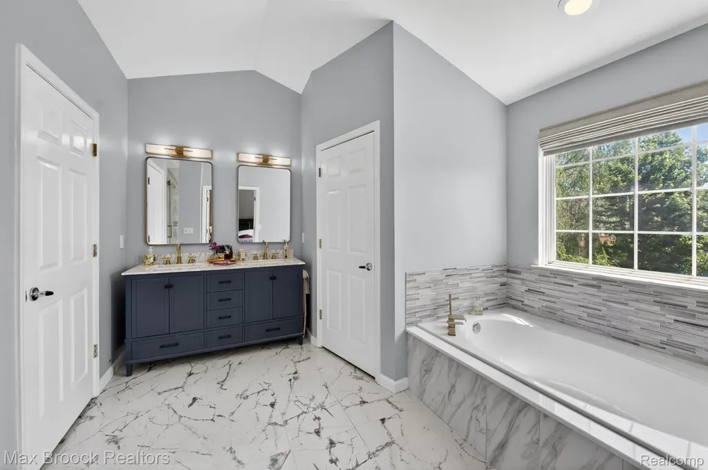 15034 Oak Knoll Court Sterling Heights City MI 48312