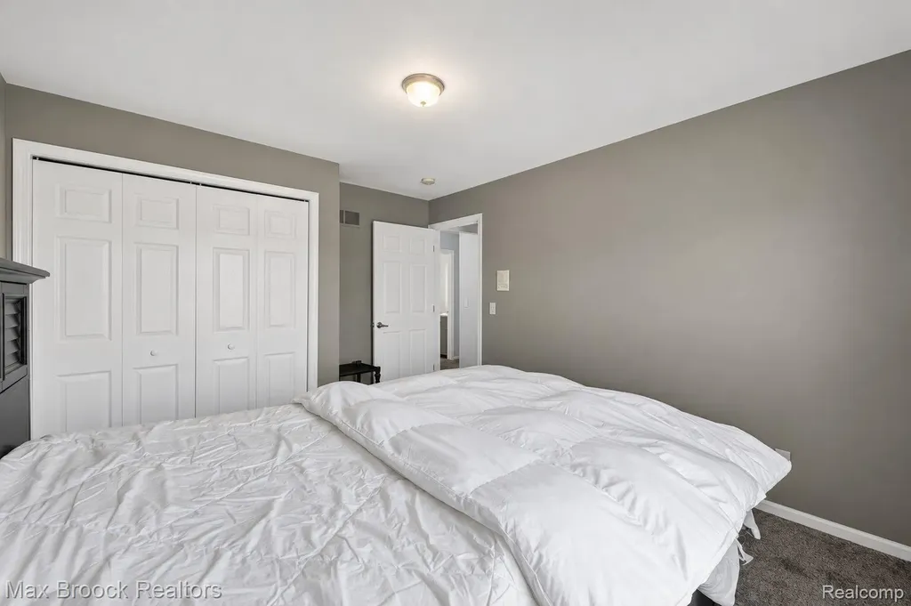 15034 Oak Knoll Court Sterling Heights City MI 48312