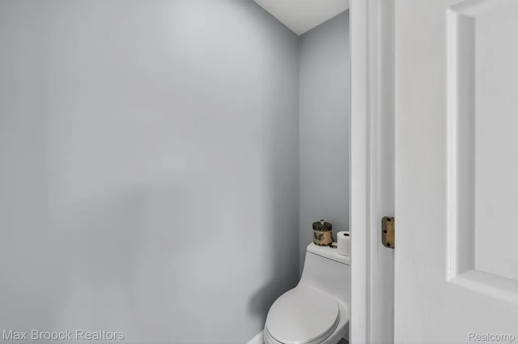 15034 Oak Knoll Court Sterling Heights City MI 48312