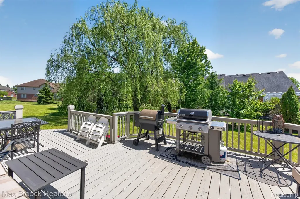 15034 Oak Knoll Court Sterling Heights City MI 48312