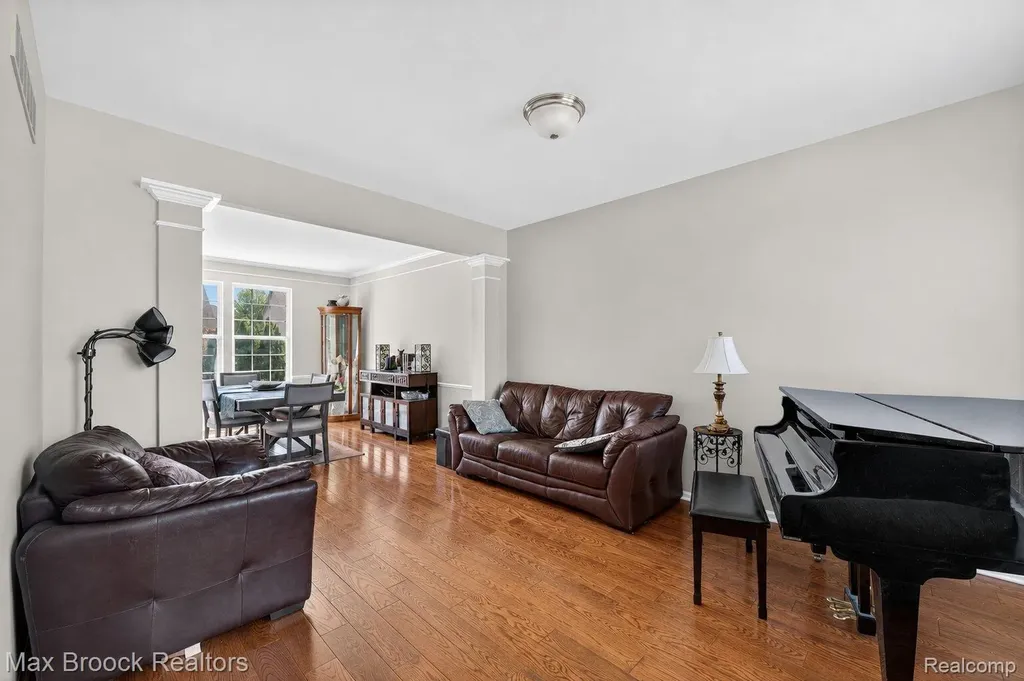 15034 Oak Knoll Court Sterling Heights City MI 48312