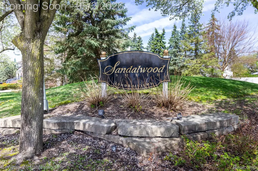 955 Sandalwood Drive Troy City MI 48085