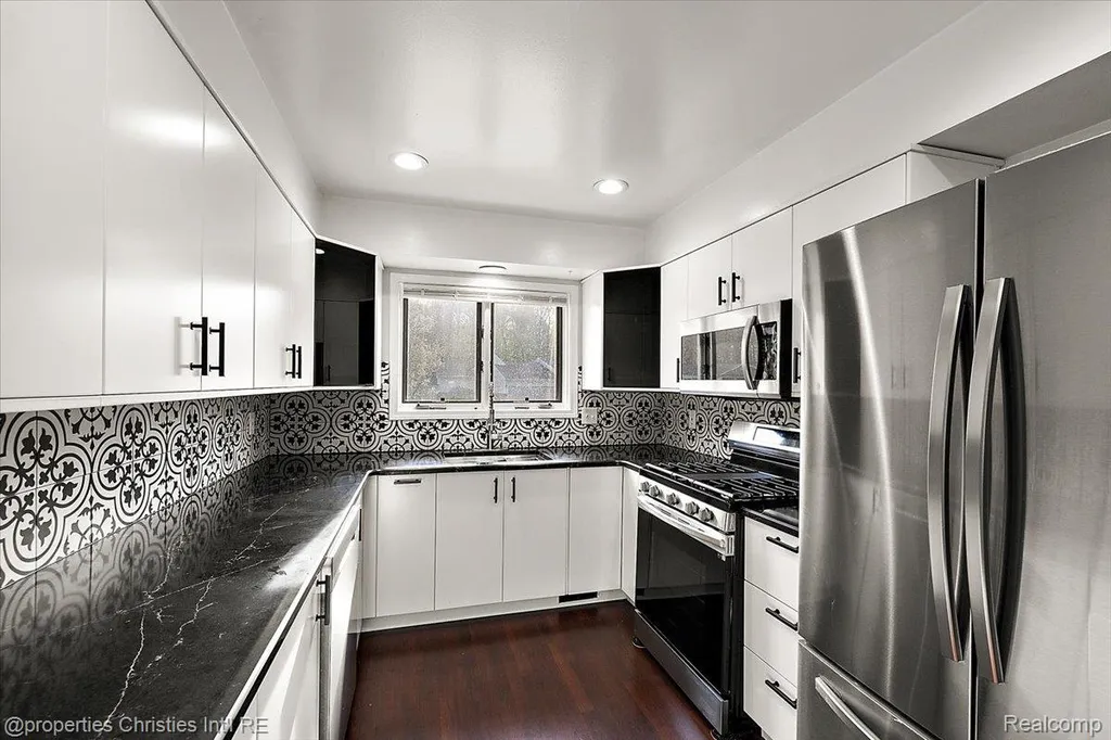 35052 Meadow Lane Farmington Hills City MI 48335