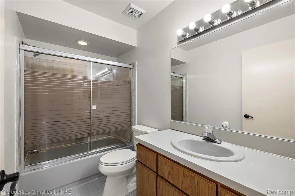 35052 Meadow Lane Farmington Hills City MI 48335