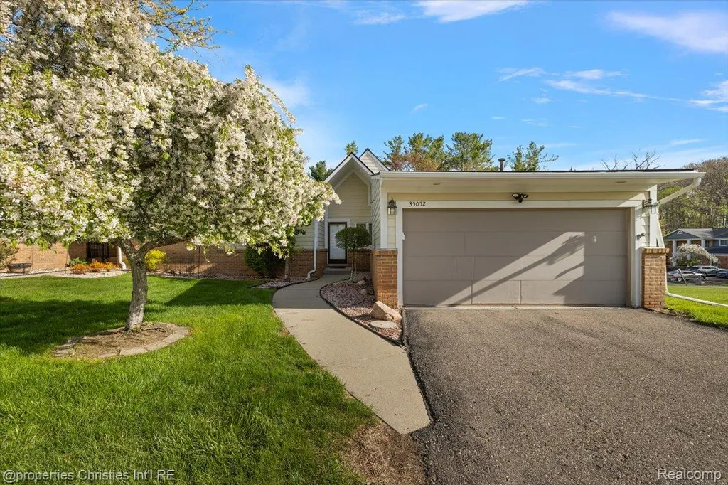 35052 Meadow Lane Farmington Hills City MI 48335