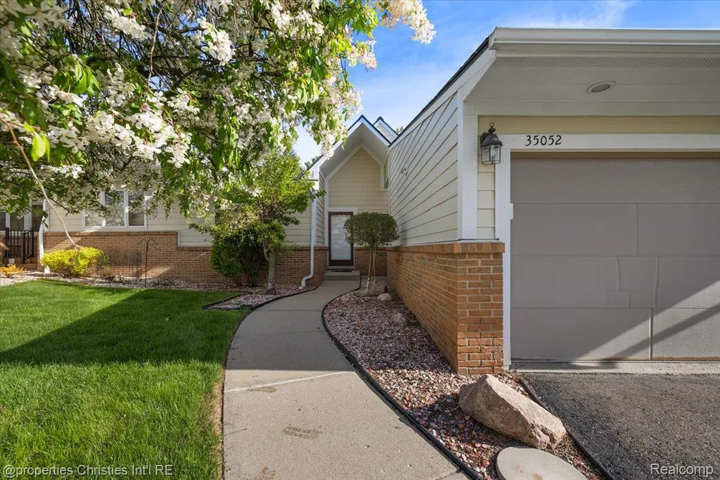 35052 Meadow Lane Farmington Hills City MI 48335