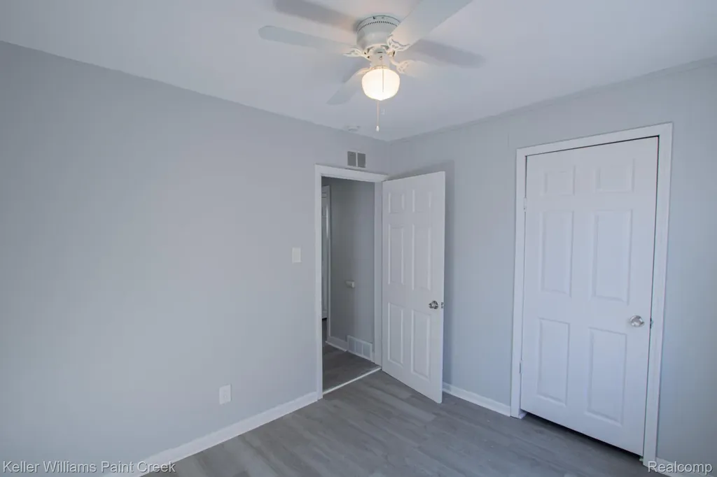 8493 Jewett Avenue Warren City MI 48089