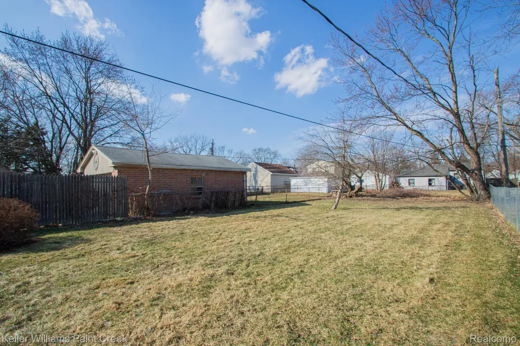 8493 Jewett Avenue Warren City MI 48089