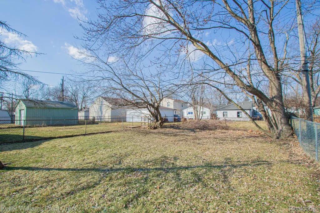 8493 Jewett Avenue Warren City MI 48089