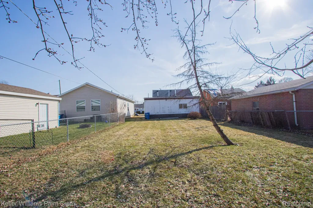 8493 Jewett Avenue Warren City MI 48089